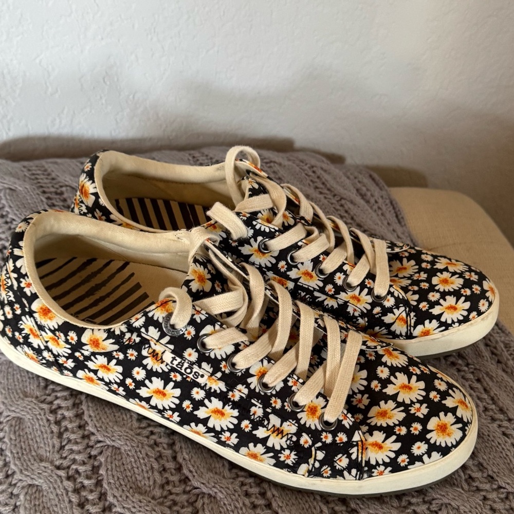 Taos Star Black Daisy Sneakers